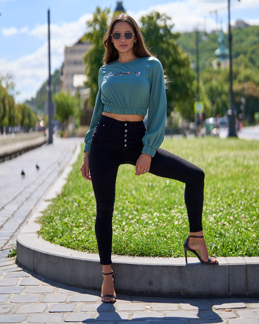 Hosszú ujjú, alján gumis egyszínű crop top felirattal