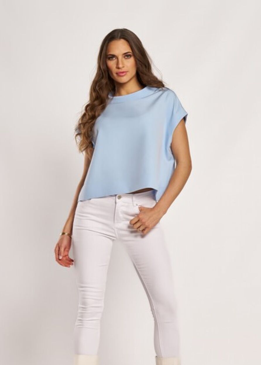 Magas nyakú, ujjatlan, lezser egyszínű bő felső