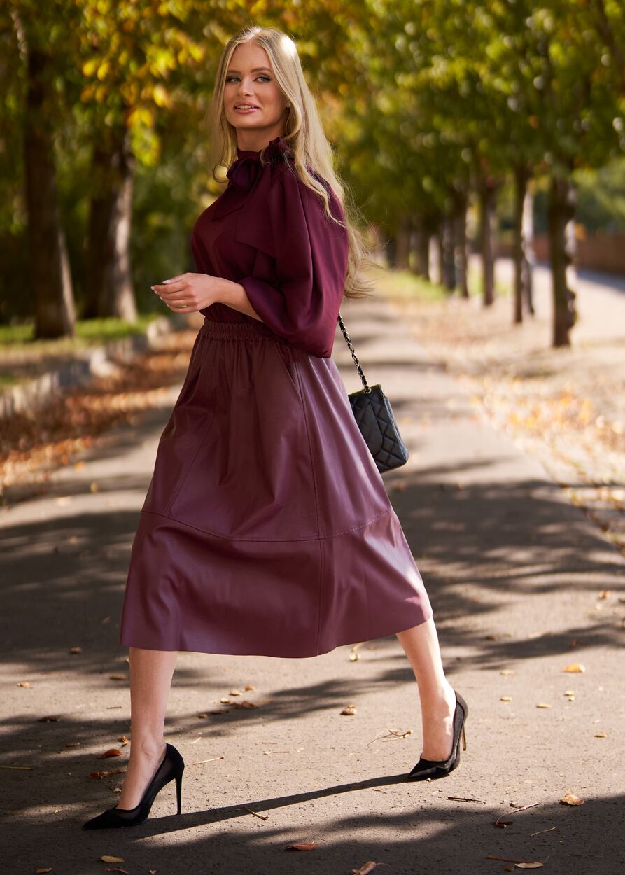 Gumis derekú bőrszoknya