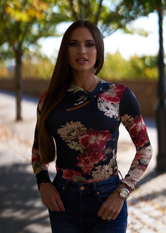 Nyakán aszimmetrikusan kivágott vintage virágmintás body