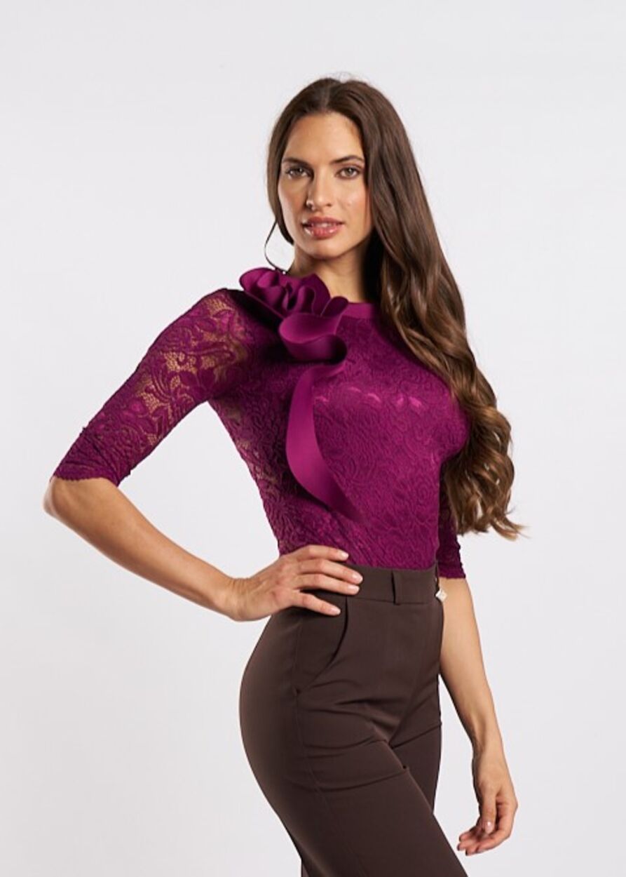 Csipke body vállán neoprén díszítéssel