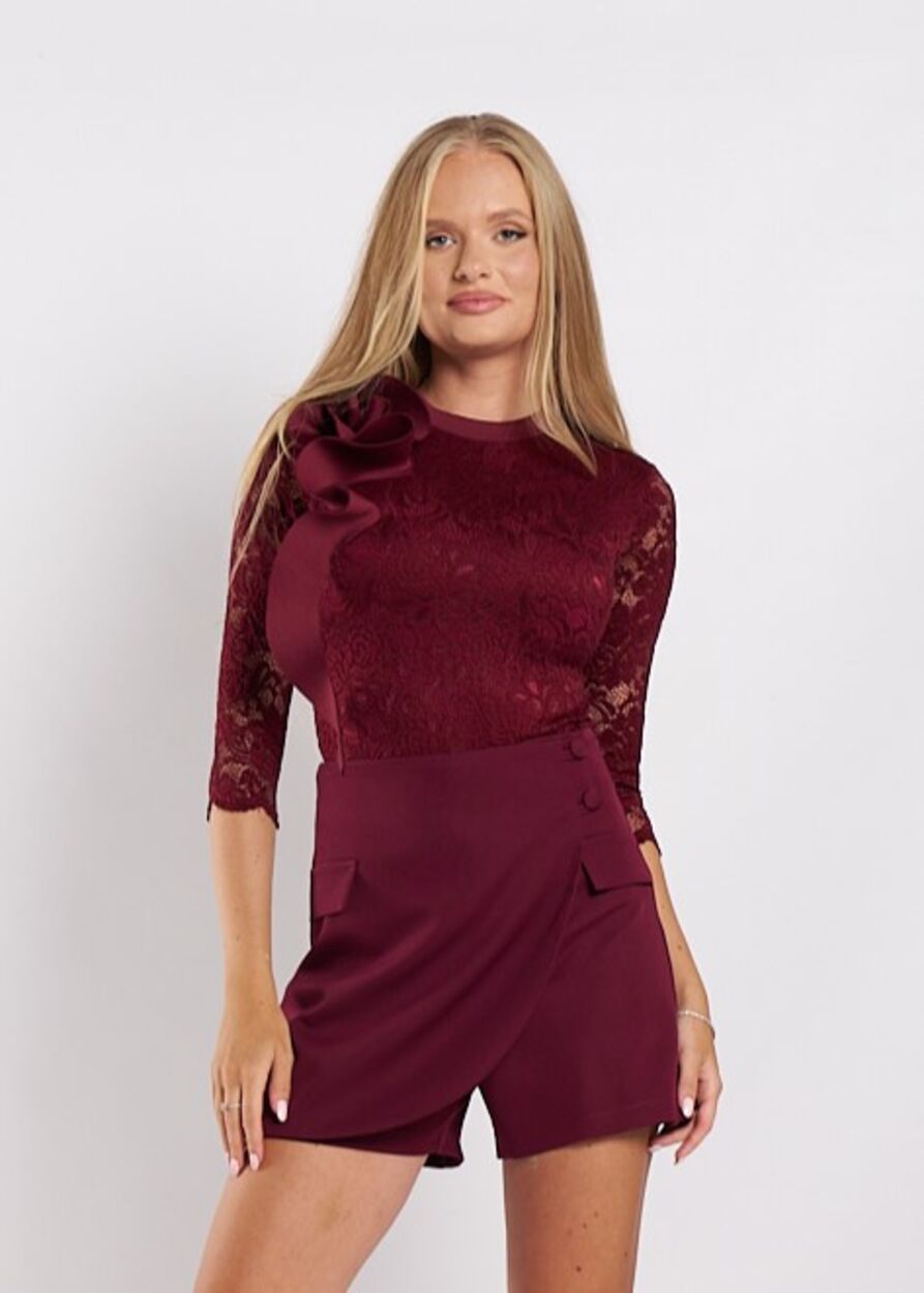 Csipke body vállán neoprén díszítéssel