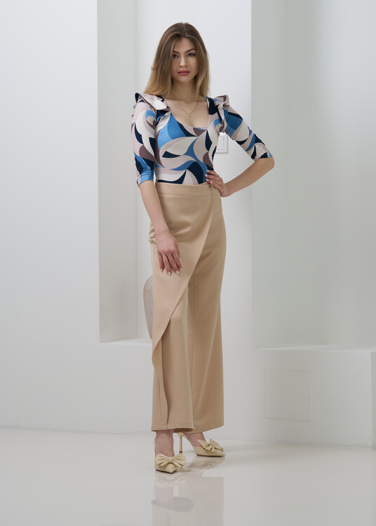 Fodros vállú hullámmintás dekoltált body