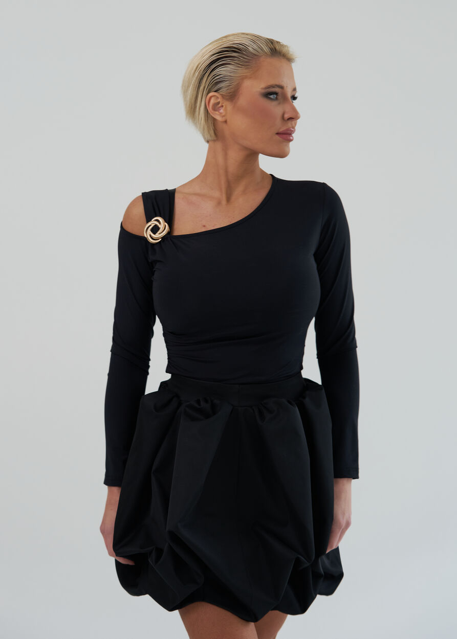 Lágy esésű kellékes felső