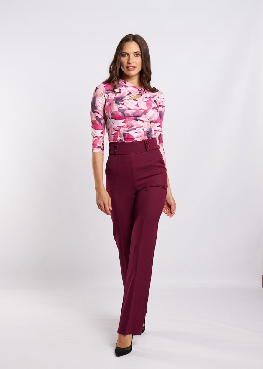 Derekán bevont díszgombos élhajtott nadrág