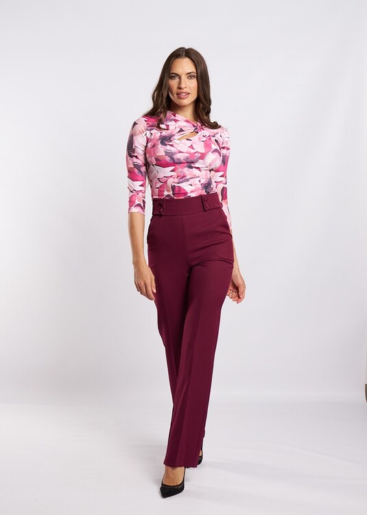 Derekán bevont díszgombos élhajtott nadrág