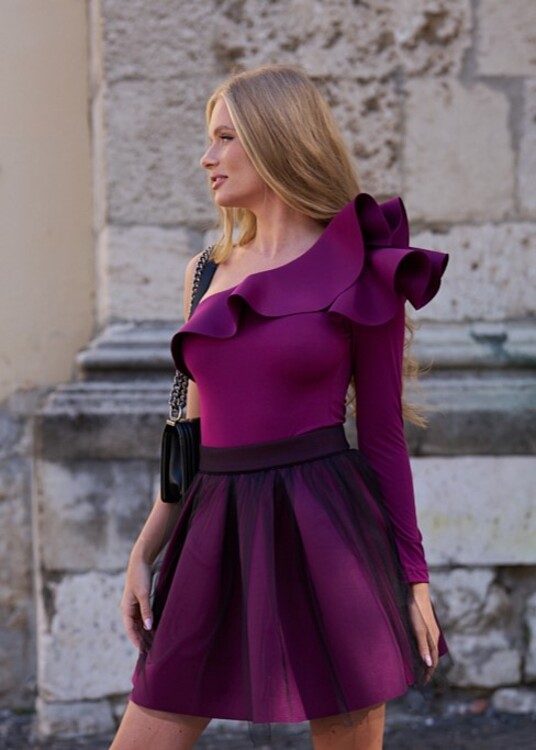 Félvállas body neoprén fodorral