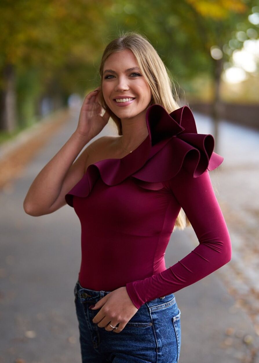 Félvállas body neoprén fodorral